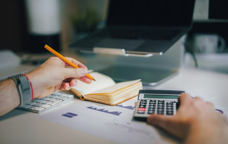 Máy tính và sổ ghi ngân sách