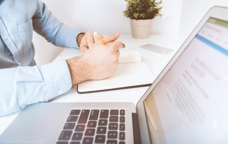 Ghi chép nghiên cứu trên bàn làm việc